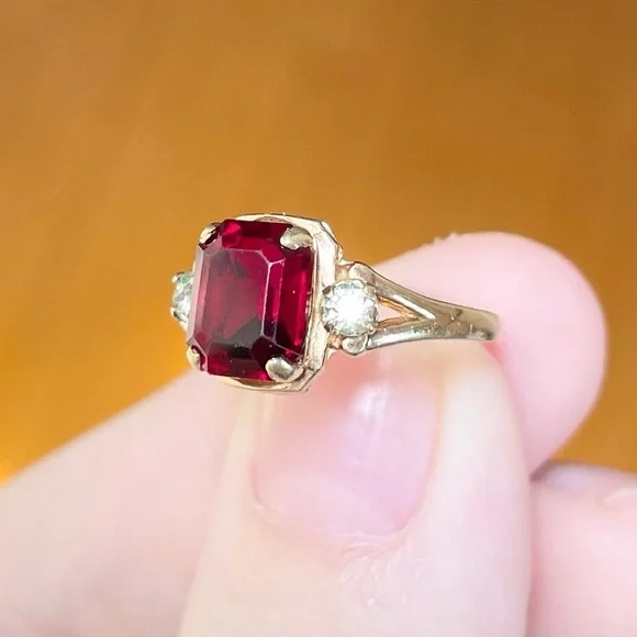 10K Vintage PSCO Red Glass Rhinestone dark red garnet emerald cut statement ring - Picture 8 of 11